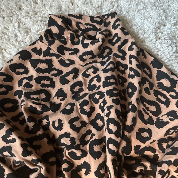 Cute sophisticated, leopard cheetah print turtleneck, long sleeve evenin… - Picture 4 of 5